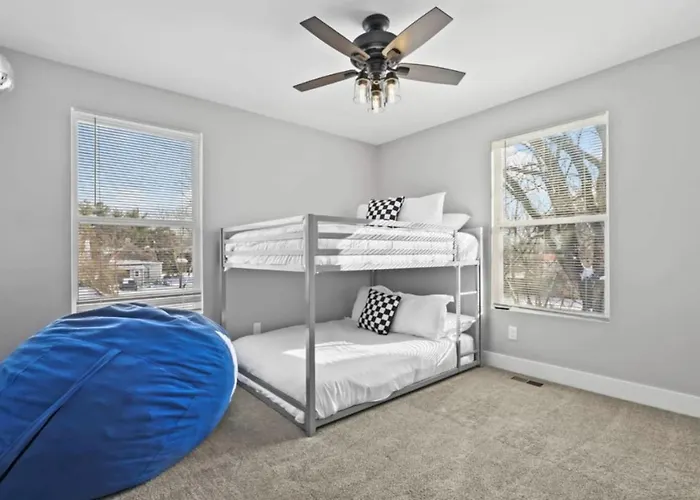 Сasa de vacaciones 2 Homes Side By Side Downtown With Fenced Yard And Hot Tub Columbus