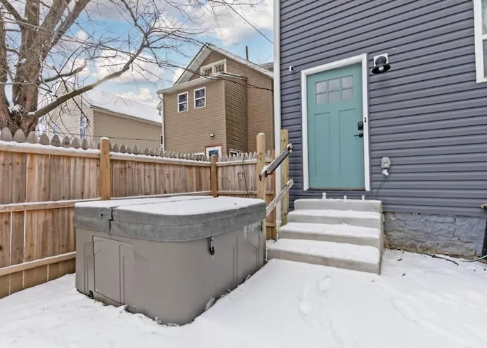 Сasa de vacaciones 2 Homes Side By Side Downtown With Fenced Yard And Hot Tub Columbus