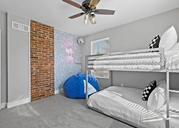 Сasa de vacaciones 2 Homes Side By Side Downtown With Fenced Yard And Hot Tub Columbus