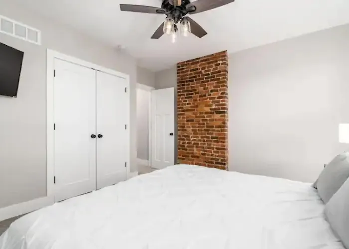 Сasa de vacaciones 2 Homes Side By Side Downtown With Fenced Yard And Hot Tub *