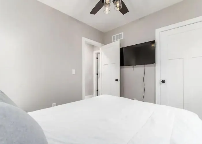 Сasa de vacaciones 2 Homes Side By Side Downtown With Fenced Yard And Hot Tub *