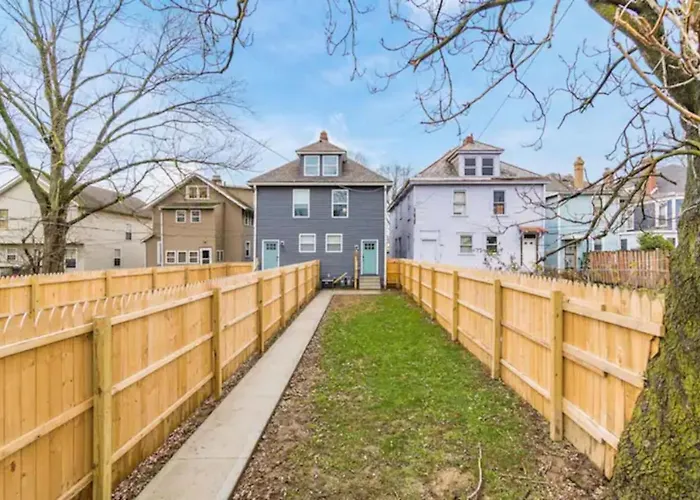 Сasa de vacaciones 2 Homes Side By Side Downtown With Fenced Yard And Hot Tub Columbus
