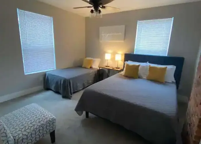 Сasa de vacaciones 2 Homes Side By Side Downtown With Fenced Yard And Hot Tub *