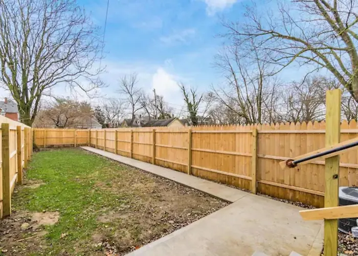 Сasa de vacaciones 2 Homes Side By Side Downtown With Fenced Yard And Hot Tub Columbus