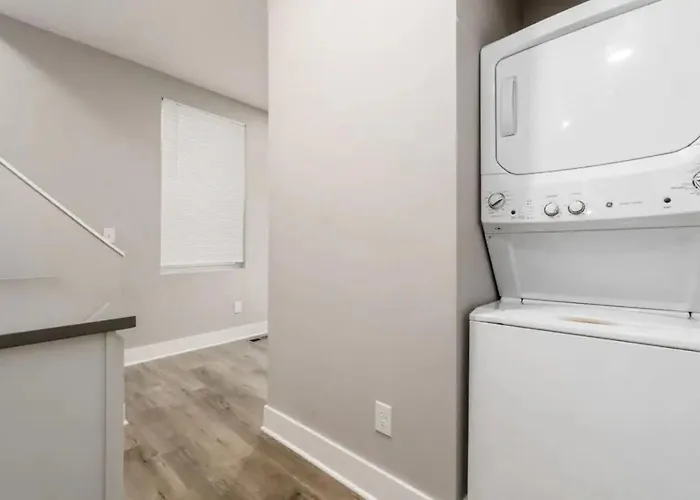 Сasa de vacaciones 2 Homes Side By Side Downtown With Fenced Yard And Hot Tub Columbus
